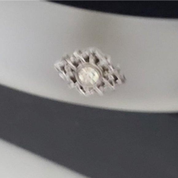 AVON | Frosted Embellished Bangle Bracelet Sivertone - Picture 4 of 5